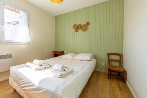 アンデルノ・レ・バンにあるAppartement Thiers in Andernosのベッドルーム1室(ベッド2台、椅子付)