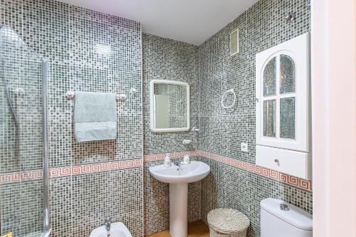 ein Badezimmer mit Waschbecken, Spiegel und Toilette in der Unterkunft A222 El Recreo in Torrox