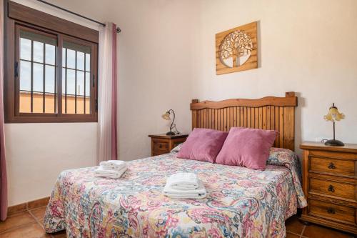 コニル・デ・ラ・フロンテーラにあるVilla Marta Claraのタオルが敷かれたベッドのある寝室