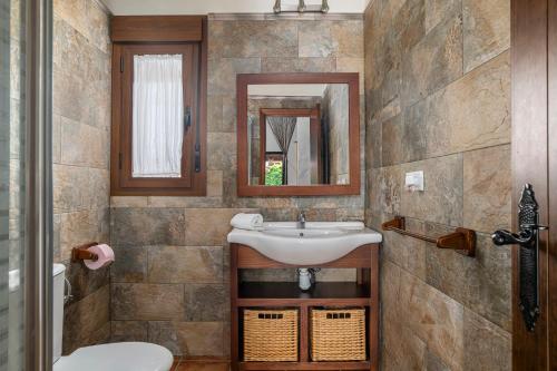 コニル・デ・ラ・フロンテーラにあるVilla Marta Claraの洗面台と鏡のあるバスルーム