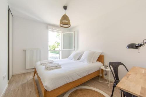 En eller flere senge i et værelse på Appartement Les Verdiers dans résidence calme à Andernos