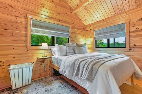 Postel nebo postele na pokoji v ubytování Hidden Creek Hideaway, Hot Tub