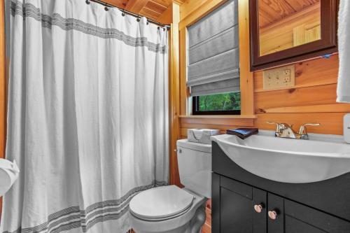 Koupelna v ubytování Hidden Creek Hideaway, Hot Tub