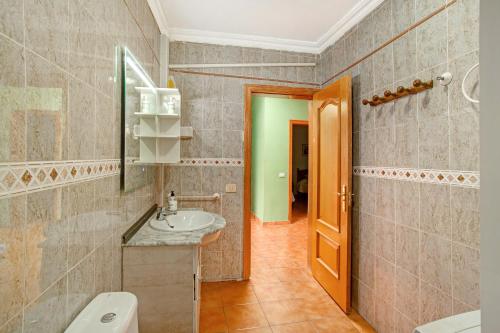 a bathroom with a sink and a toilet at Finca Tropical in Ingenio