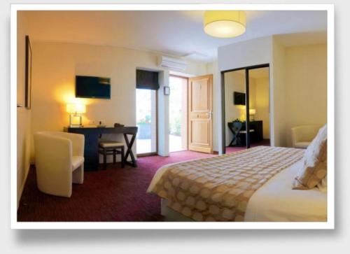 Ένα ή περισσότερα κρεβάτια σε δωμάτιο στο Hôtel Burgevin