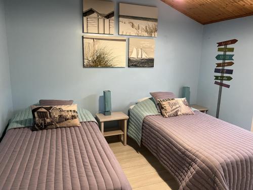 ラ・トランシュ・シュル・メールにあるLes Floraliesの寝室に並んで置かれた2つのベッド