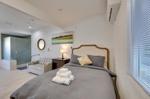 Postel nebo postele na pokoji v ubytování Walkable Alhambra Studio 4 Mi to Old Pasadena