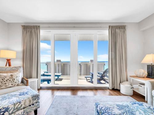 ein Wohnzimmer mit einem Bett und einem großen Fenster in der Unterkunft Laketown Wharf 1213 in Panama City Beach