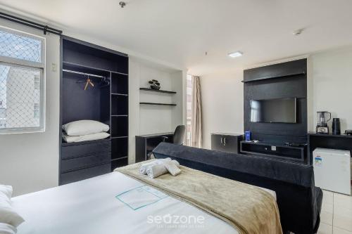 a small room with a bed and a kitchen at Lindos Estúdios em Condomínio c/ Piscina - Águas Claras - MADB in Águas Claras