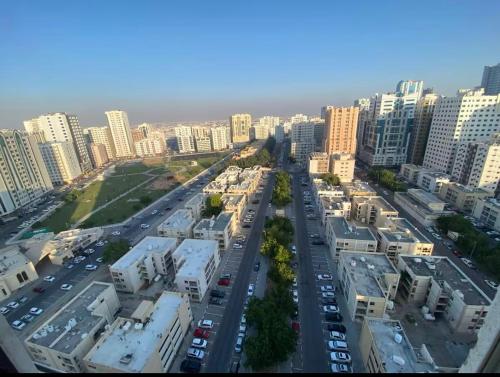 Widok na miasto Szardża z tej kwatery prywatnej