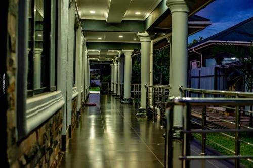 un corridoio vuoto di un edificio con colonne di Stay simple lodge a Lusaka