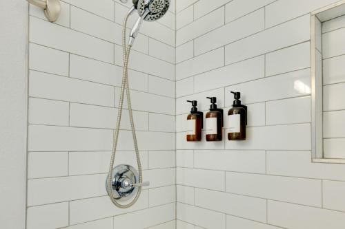 eine Dusche mit zwei Flaschen Alkohol an der Wand in der Unterkunft Foodies Paradise 2 Blocks to Main St Alhambra! in South Pasadena