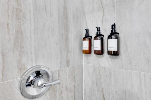 Drei Weinflaschen an der Duschwand in der Unterkunft Walk to Main St! Pet-Friendly Alhambra Studio in South Pasadena
