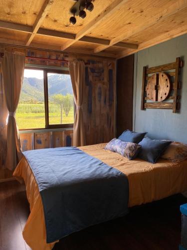 Postel nebo postele na pokoji v ubytování Cabaña rústica y confortable en Colchagua