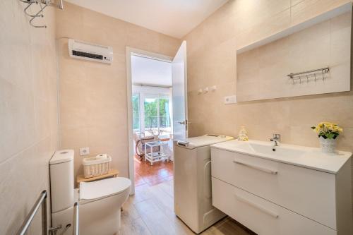 a bathroom with a toilet and a sink at Chalet en la naturaleza a 1 hora de Madrid y WIFI in San Martín de Valdeiglesias