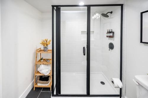 una doccia con una porta in vetro in un bagno di 3mi to Downtown Hot Tub Fire Pit a Garner