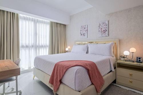 Postel nebo postele na pokoji v ubytování Upscale City Center Condo Pool