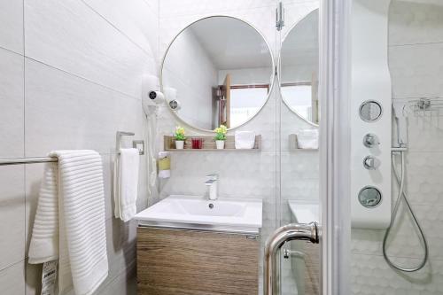 Koupelna v ubytování Upscale City Center Condo Pool