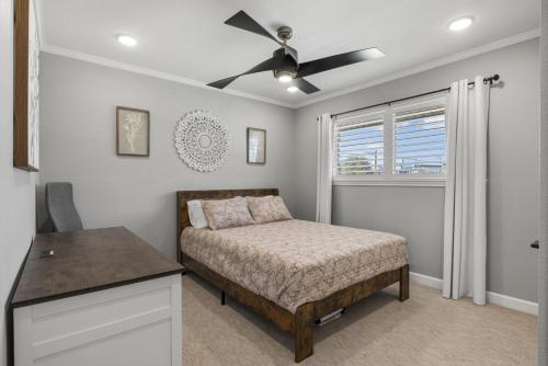 Postel nebo postele na pokoji v ubytování Lakeside Retreat Updated Dock Access Peaceful Views