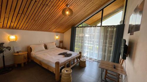 Postel nebo postele na pokoji v ubytování Hotel Restaurant Fitahiana Logde Ampefy - Site 2 Tsarahafatra II