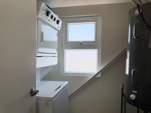 una pequeña cocina con escalera y ventana en Lujoso Depa con Vista al Mar by Partner Host, en Mazatlán