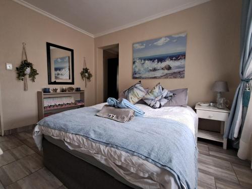 米德兰Sunflower Stables Cottage in the Garden的卧室里有一张床，上面铺着蓝色毯子