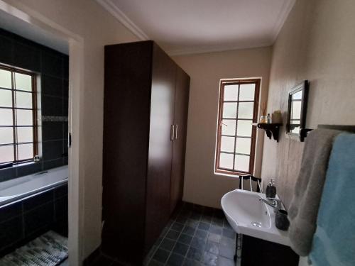 米德兰Sunflower Stables Cottage in the Garden的带水槽、马桶和浴缸的浴室