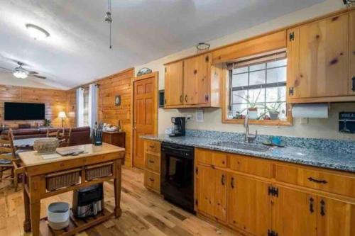 Kuchyň nebo kuchyňský kout v ubytování The Galaxy Getaway - Talking Rock Creek Resort