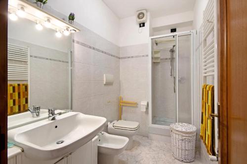 een badkamer met een wastafel, een toilet en een douche bij Maremonti in Casarza Ligure