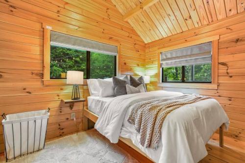 Giường trong phòng chung tại Evergreen Escape - Hot Tub