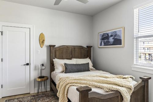 Postel nebo postele na pokoji v ubytování Near Beach Tiki Bar Swings Beautiful Design