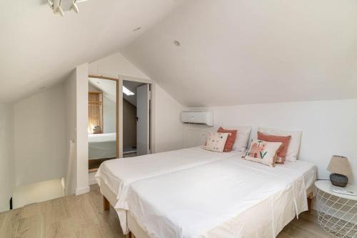 サン・クガ・デル・バリェスにあるThe Sweet House - BBQ y piscinaの白いベッドルーム(枕付きの大きな白いベッド付)