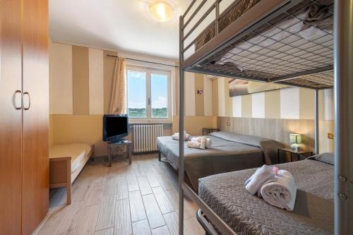 - une chambre avec 2 lits superposés et une télévision dans l'établissement Corte Delle Fate, à Lonato