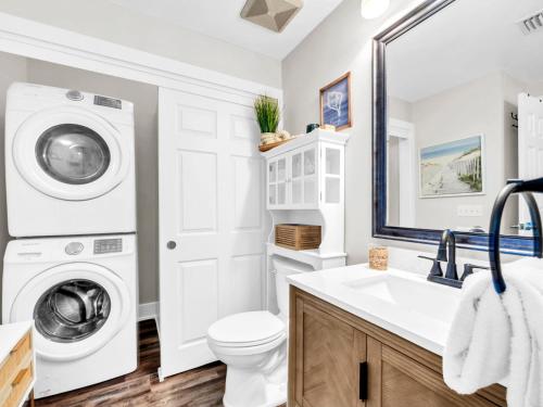 Vannituba majutusasutuses Steps To Beach Snowbirds Welcome Large Balcony