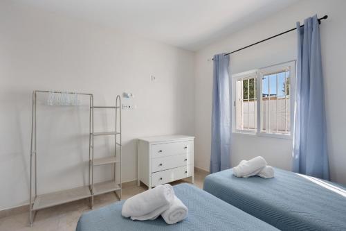 サン・フェルナンドにあるCasa Camposotoの白いベッドルーム(ベッド2台、シャワー付)