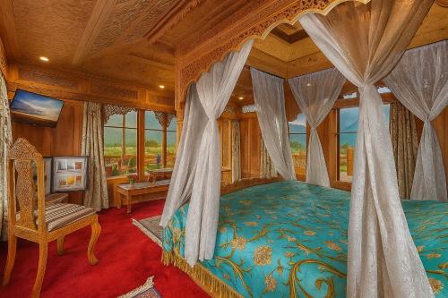 Un dormitorio con una cama con dosel y una silla. en halloween palace, en Srinagar