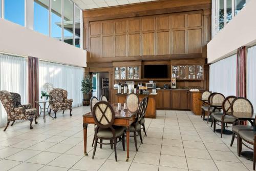 uma sala de jantar com mesa e cadeiras em Brandywine Valley Inn SureStay Plus by Best Western em Wilmington