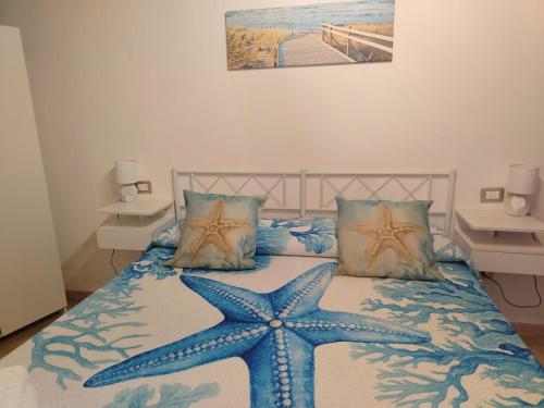 a bedroom with a blue starfish on a bed at Lucky House Muravera in Muravera