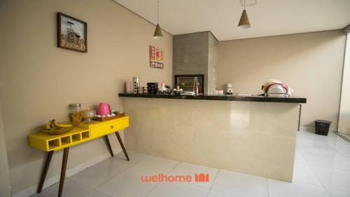 uma cozinha com um balcão e uma mesa amarela em Casa em Rondonopolis com area gourmet em Rondonópolis