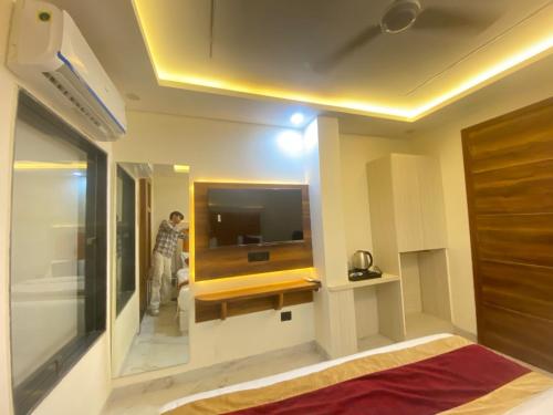 TV a/nebo společenská místnost v ubytování Luxe Shalimaar