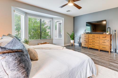 GermannにあるPool Access! Suburban Home 11 Mi to Dtwn Gilbertのベッドとドレッサーと窓のある寝室