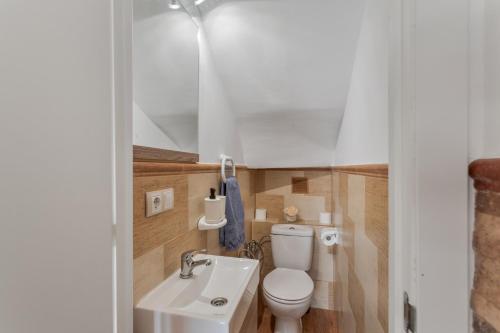 マスパロマスにあるGreen Oasis Clubのトイレと洗面台のある小さなバスルーム