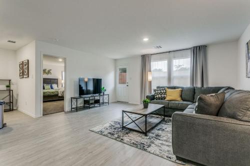 een woonkamer met een bank en een tv bij Spacious 4BR Family Home in New Braunfels in New Braunfels