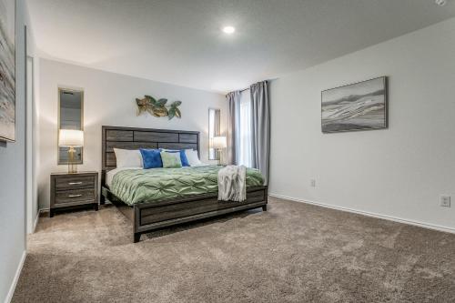 een slaapkamer met een bed en een raam bij Spacious 4BR Family Home in New Braunfels in New Braunfels