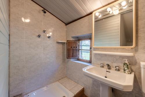 une salle de bain avec un lavabo et un miroir dans l'établissement Casa Claire, à Prataccio