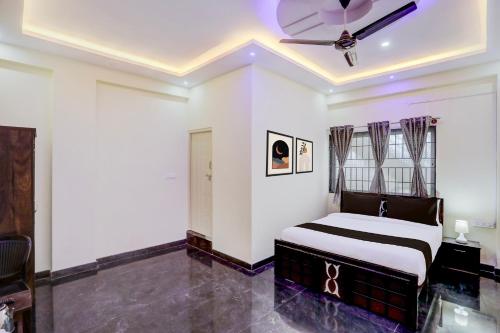 a bedroom with a bed and a ceiling fan at Hotel O Sri Chowdeshwari Residency in Chik Bānavar