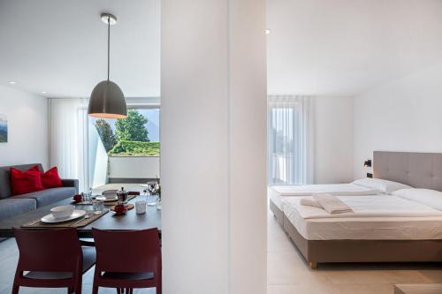 um quarto com uma cama e uma sala de jantar em Apartments Curti - Abendrot em Laives