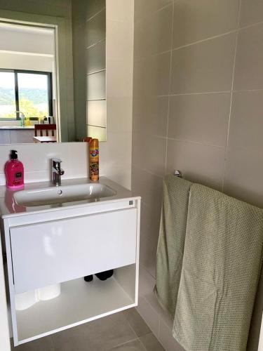 un bagno con un lavandino, uno specchio e un asciugamano di Casa Uta a Tarrafal