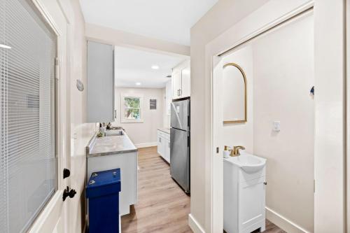 O baie la Cozy Coastal Cottage