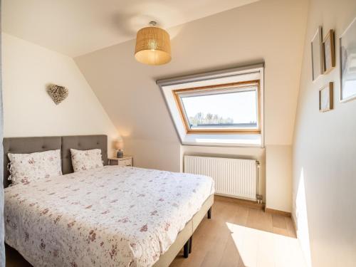 ein Schlafzimmer mit einem Bett und einem Fenster in der Unterkunft Aan Zee in Galopen